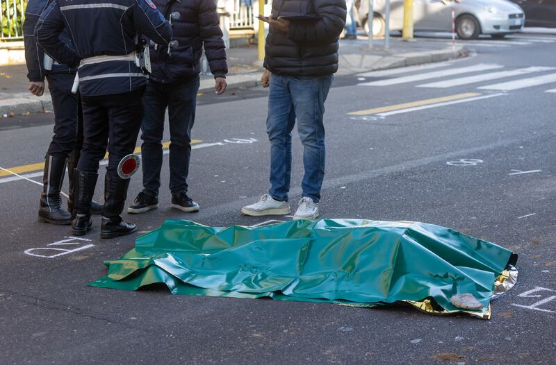   Milano, tir travolge mamma a passeggio con i suoi bambini. Le immagini dell'incidente 4