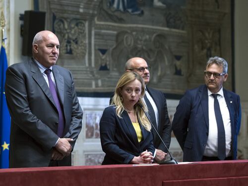 "La prima misura sarà il reddito di cittadinanza". E la Meloni chiude a Conte
