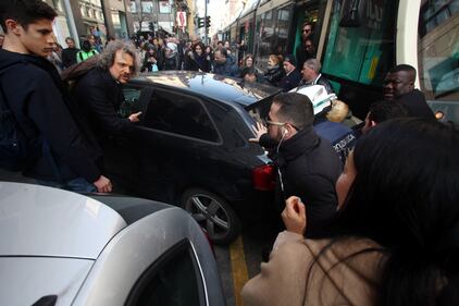 Auto blocca tram, la gente la sposta con forza 5