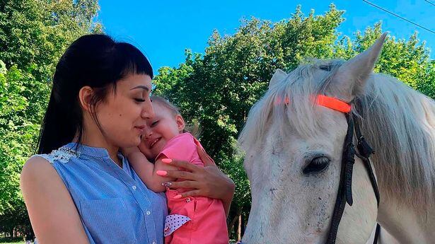 Fa "penzolare nel vuoto" la figlia: finisce in tragedia