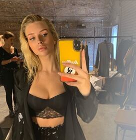Il decoltè da urlo di Lottie Moss 7