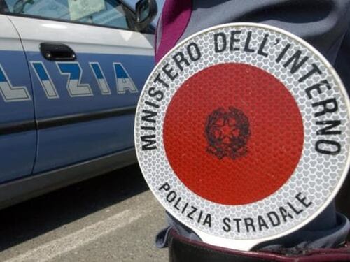 Tenta il suicidio lanciandosi da un cavalcavia: salvata dalla polizia