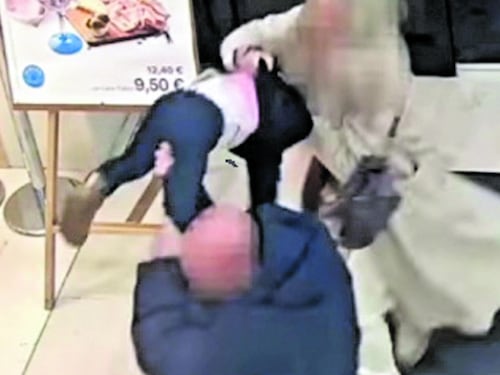 Tenta di rapire una bambina fuori da un supermercato: preso rom