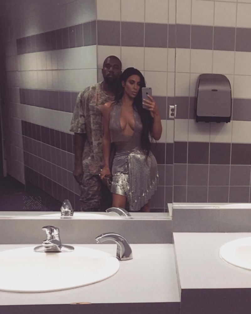 Kim Kardashian, il décolleté esplosivo della diva 15