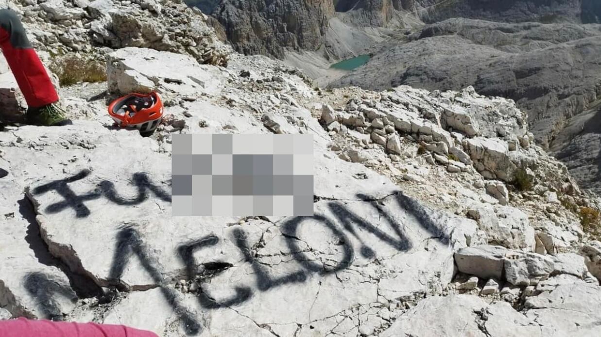Quell'insulto alla Meloni sulla cima del monte: l'ira degli alpinisti