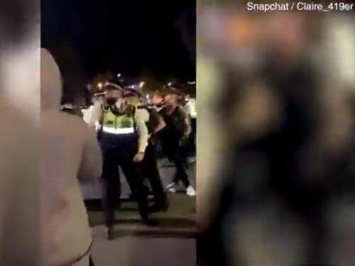 Londra, polizia interviene per bloccare un party abusivo: scoppia la guerriglia urbana