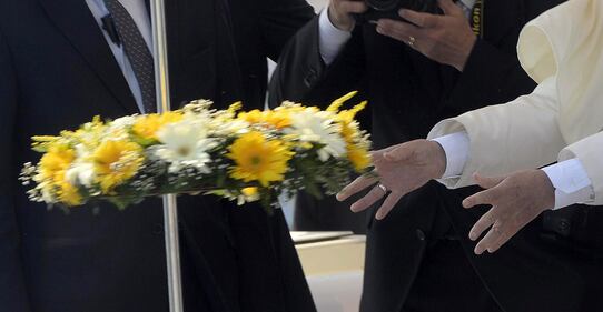 Una corona di fiori per ricordare i morti negli sbarchi 11
