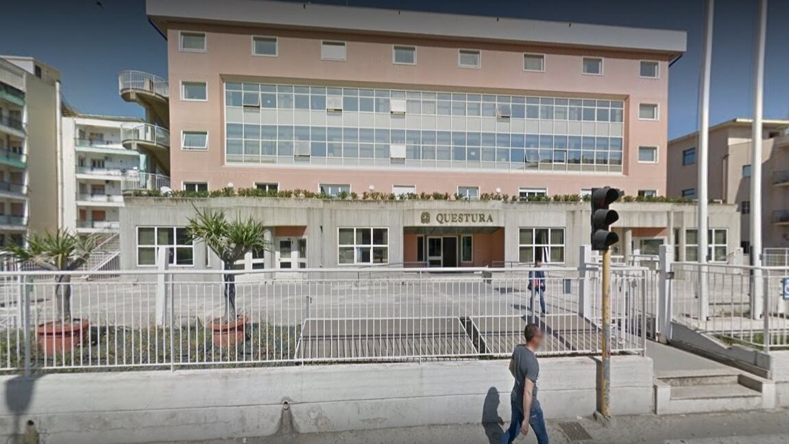 Siracusa, violento straniero attacca agenti: preso grazie a 17enne