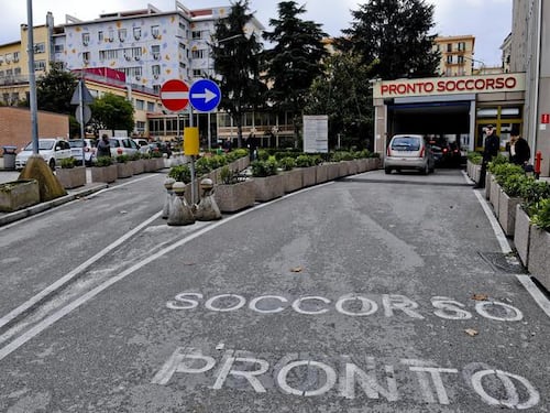 Pugnalata al volto a 12 anni dall’ex fidanzato: "Voleva ucciderla"