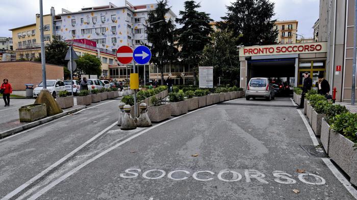 Pugnalata al volto a 12 anni dall’ex fidanzato: "Voleva ucciderla"