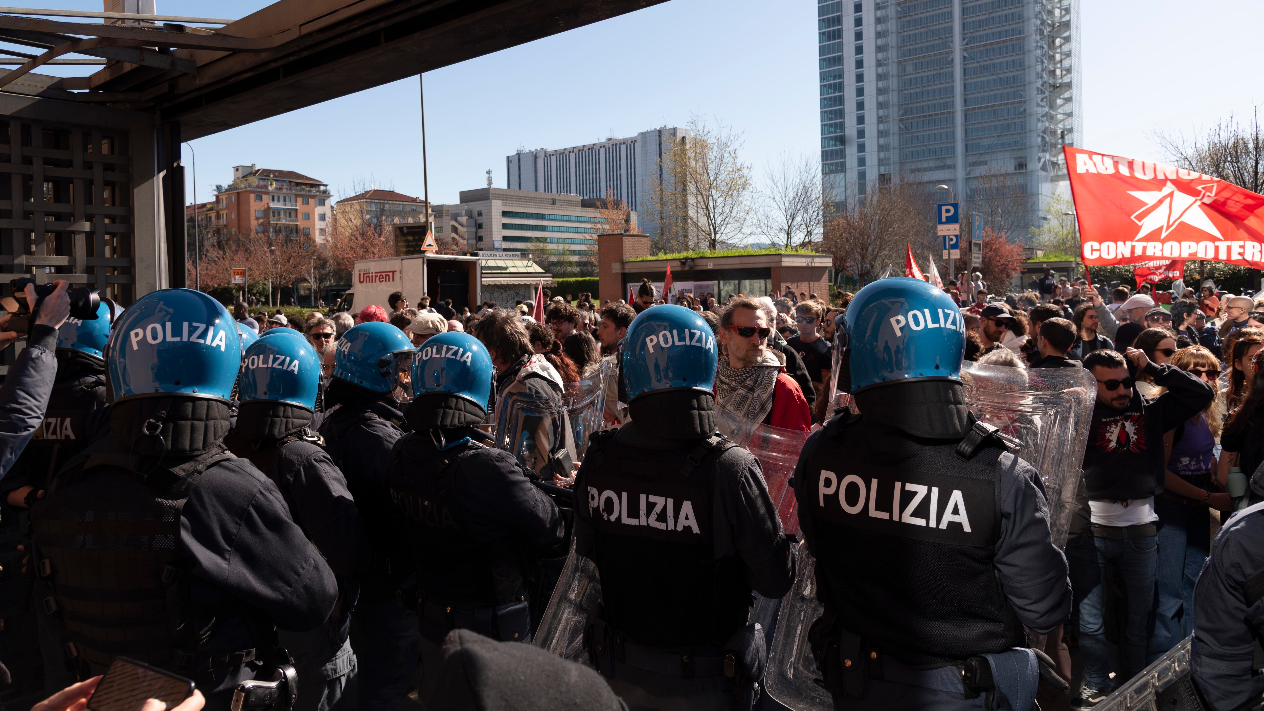 Askatasuna, confermate le condanne dei 18 militanti ma cade l'associazione a delinquere