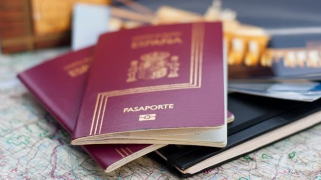 La fabbrica dei falsi permessi agli immigrati: scoperta la truffa