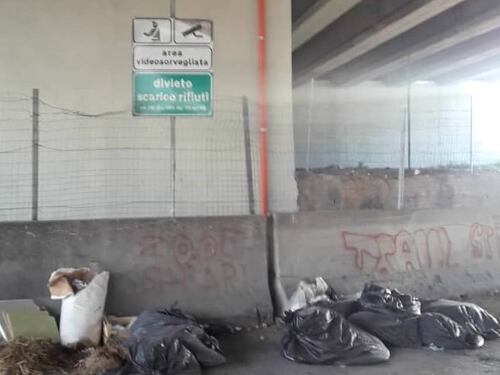 Discarica di rifiuti infiammabili in via Argine: manomesse le telecamere di videosorveglianza