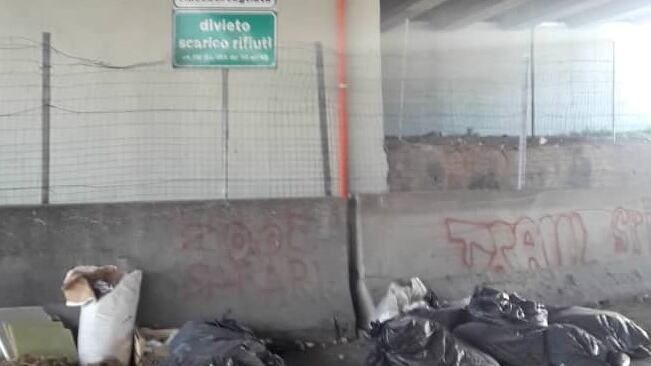 Discarica di rifiuti infiammabili in via Argine: manomesse le telecamere di videosorveglianza