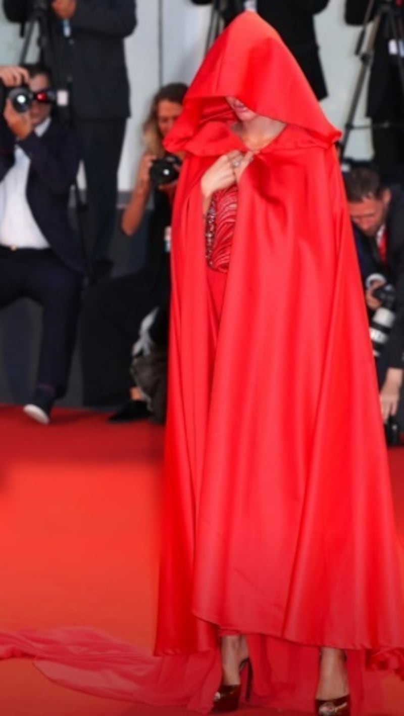 Ludovica Pagani sexy "cappuccetto rosso" al Festival di Venezia 7