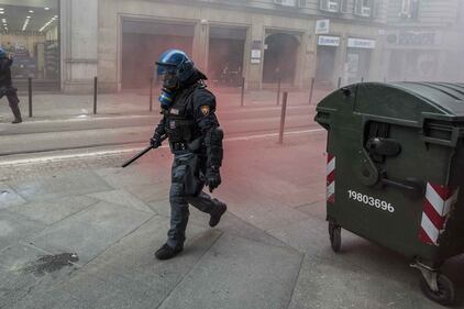 Torino, scontri tra antagonisti e polizia 8