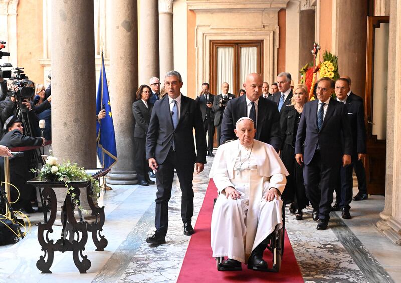 Papa Francesco a Palazzo Madama per Napolitano: l'omaggio a sorpresa del pontefice 4