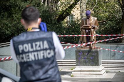Vandalizzata la statua di Indro Montanelli a Milano  8