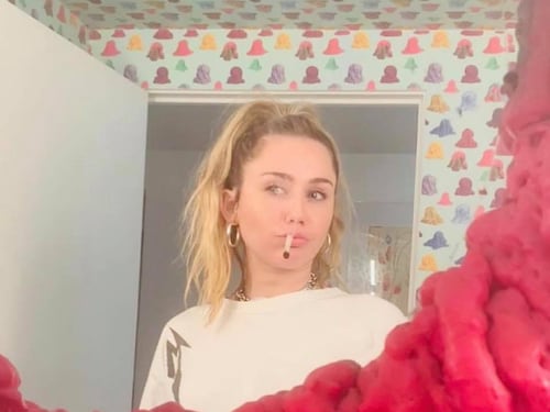 Miley Cyrus: “fumare marijuana mi rende felice”