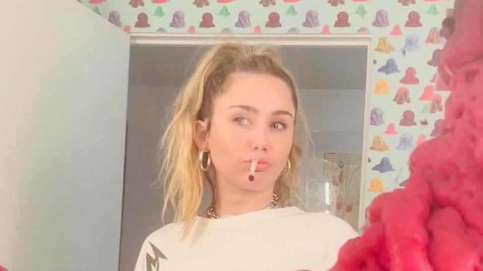 Miley Cyrus: “fumare marijuana mi rende felice”