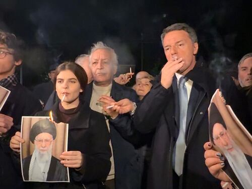 Sigaretta accesa davanti all’ambasciata dell'Iran: la protesta di Iv a Roma