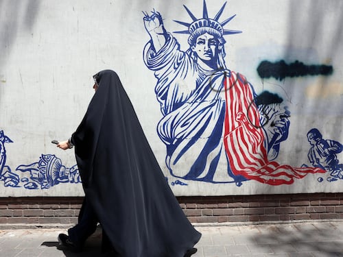 Iran-Usa, sei mesi dopo. “Né guerra né pace”. Il regime senza petrolio rilancia le esecuzioni