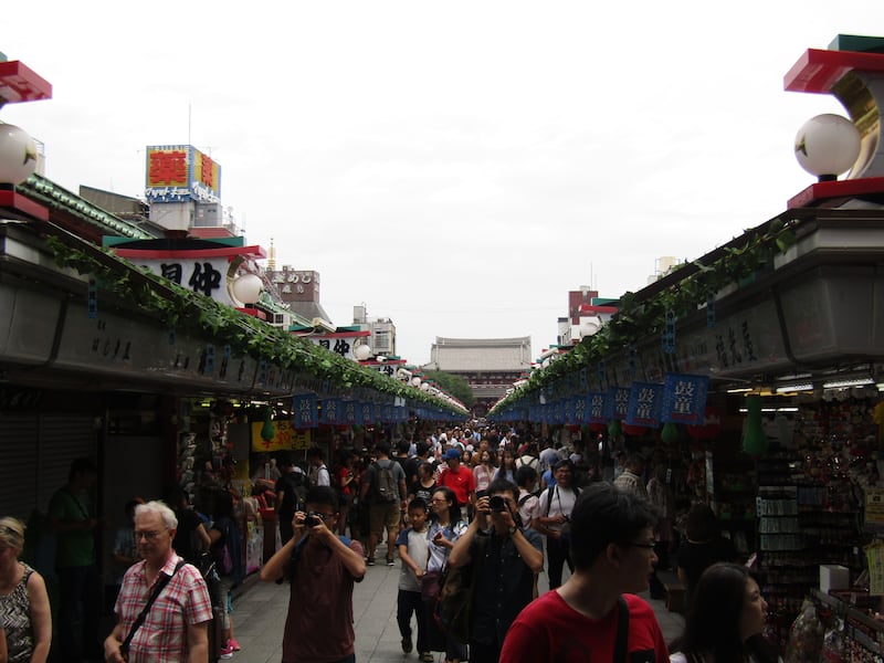 Asakusa, dove all'ombra del Tuono nuotano le carpe 1