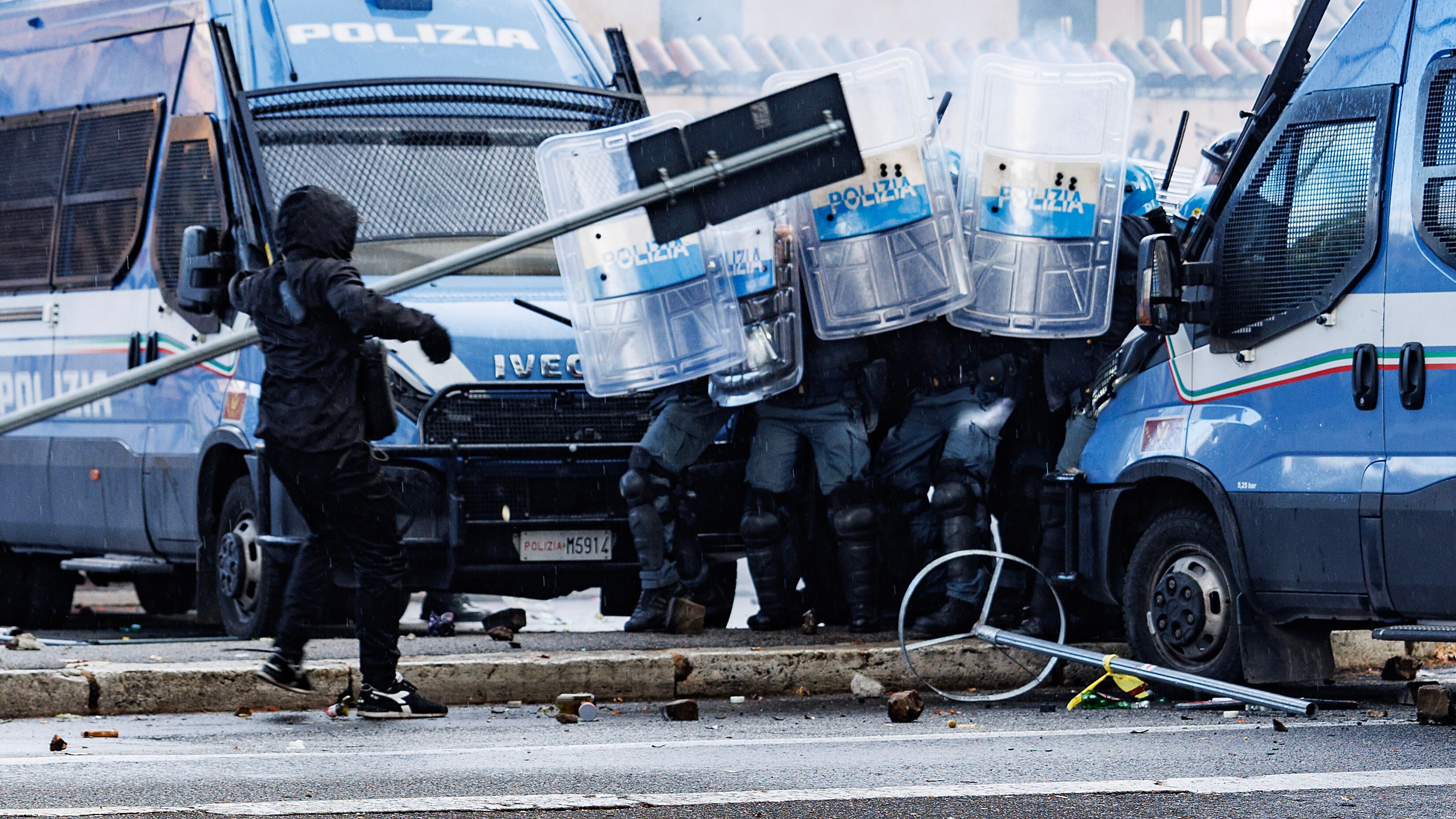 Roma, i pro Pal in piazza con i martelli. Bottiglie, bastoni e bombe carte contro la polizia