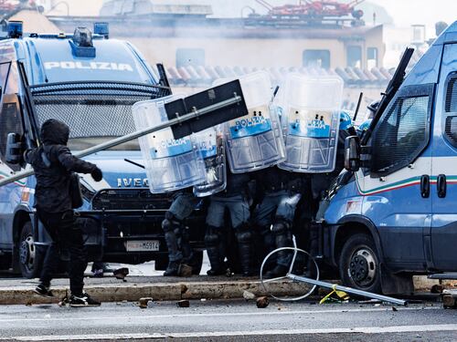 Roma, i pro Pal in piazza con i martelli. Bottiglie, bastoni e bombe carte contro la polizia