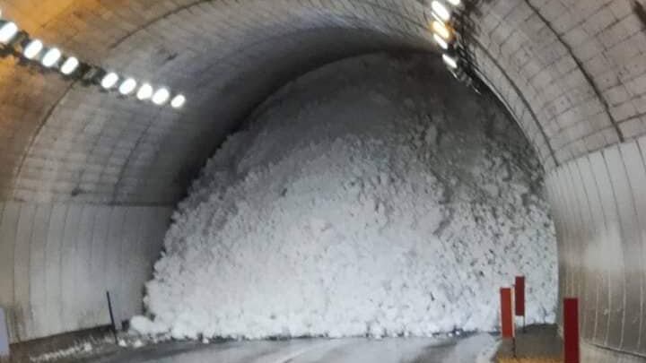 Gressoney isolata: valanga blocca una galleria. Attese altre nevicate