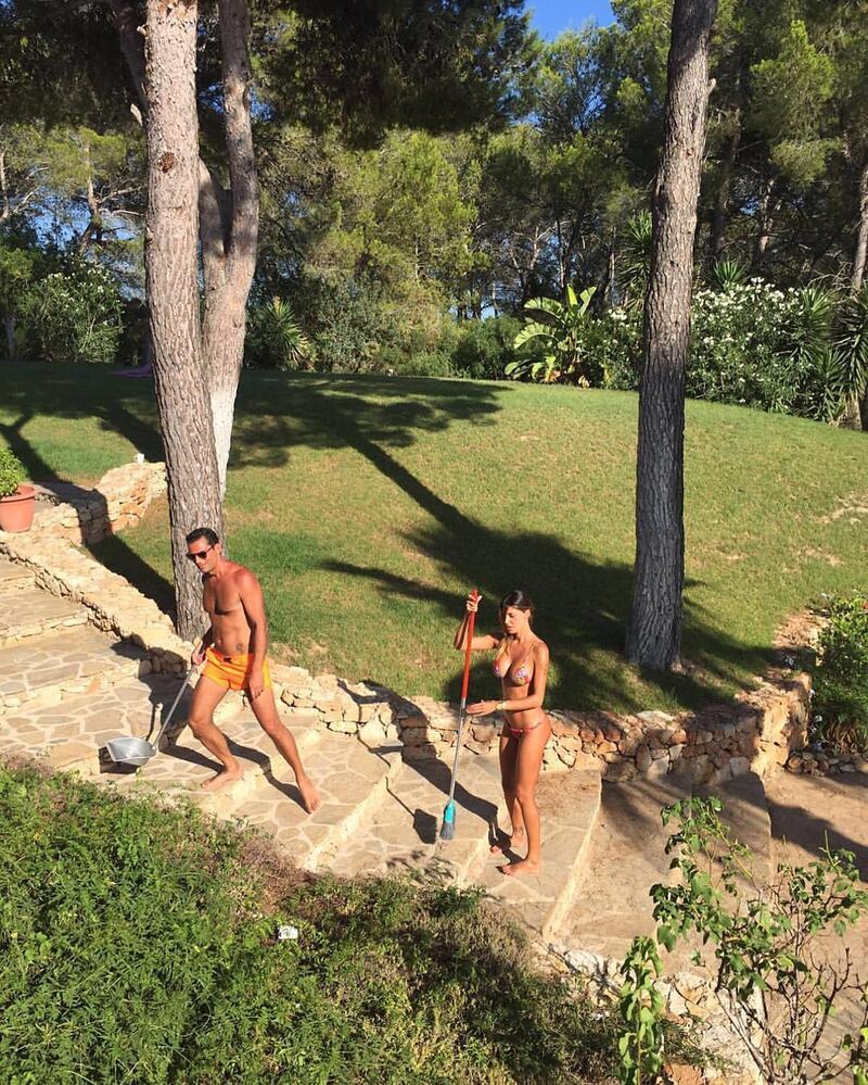 Belen Rodriguez, un'estate sexy e svestita  6