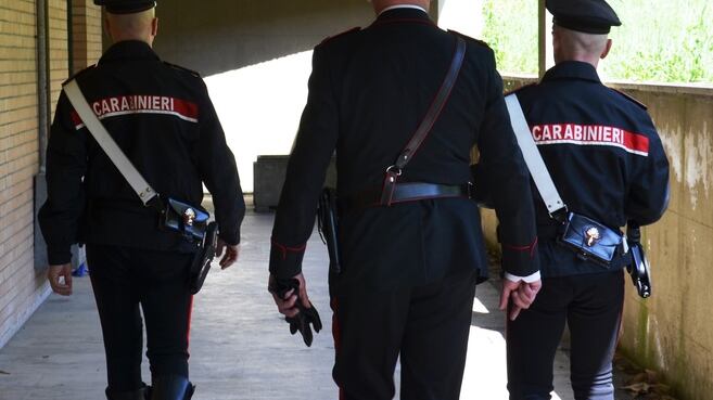 Sdraiati sull'asfalto ad aspettare l'auto: ecco la nuova sfida fra i giovani