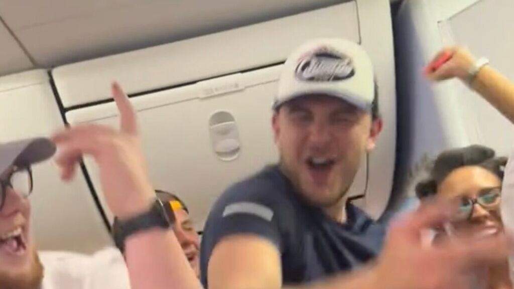 Il volo Ryanair si trasforma in una discoteca: tra alcol e balli scoppia il caos a bordo, lite tra passeggeri