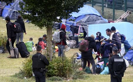 Francia, sgomberato campo migranti: "Troppa violenza" 7