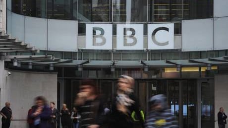 Anche la Bbc si piega: "Troppe ore ai cristiani Apriamo ad altre fedi"