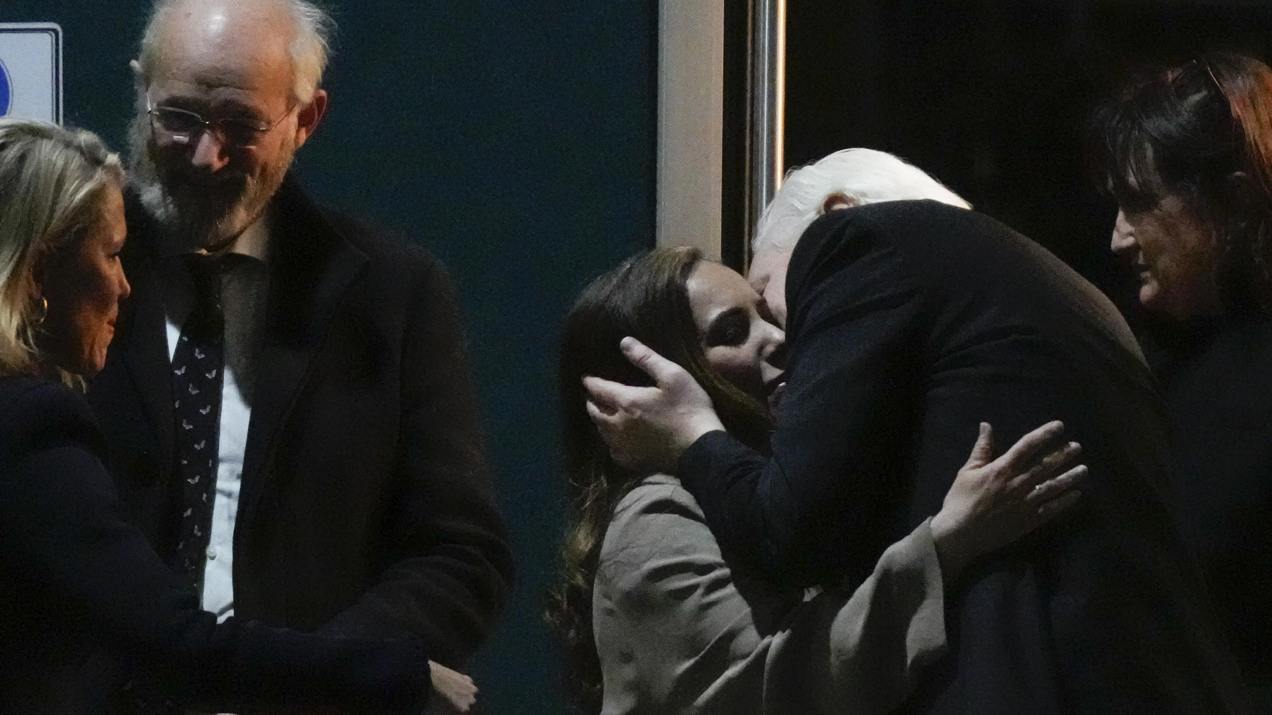 Il bacio tra Assange e Stella: "Deve abituarsi alla libertà"