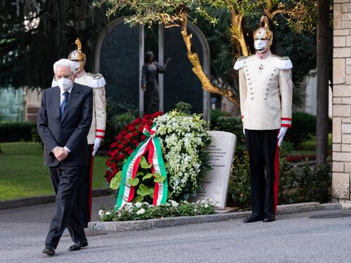 Mattarella e l'omaggio a Bergamo. "Qui il cuore ferito, il Paese s'inchina"