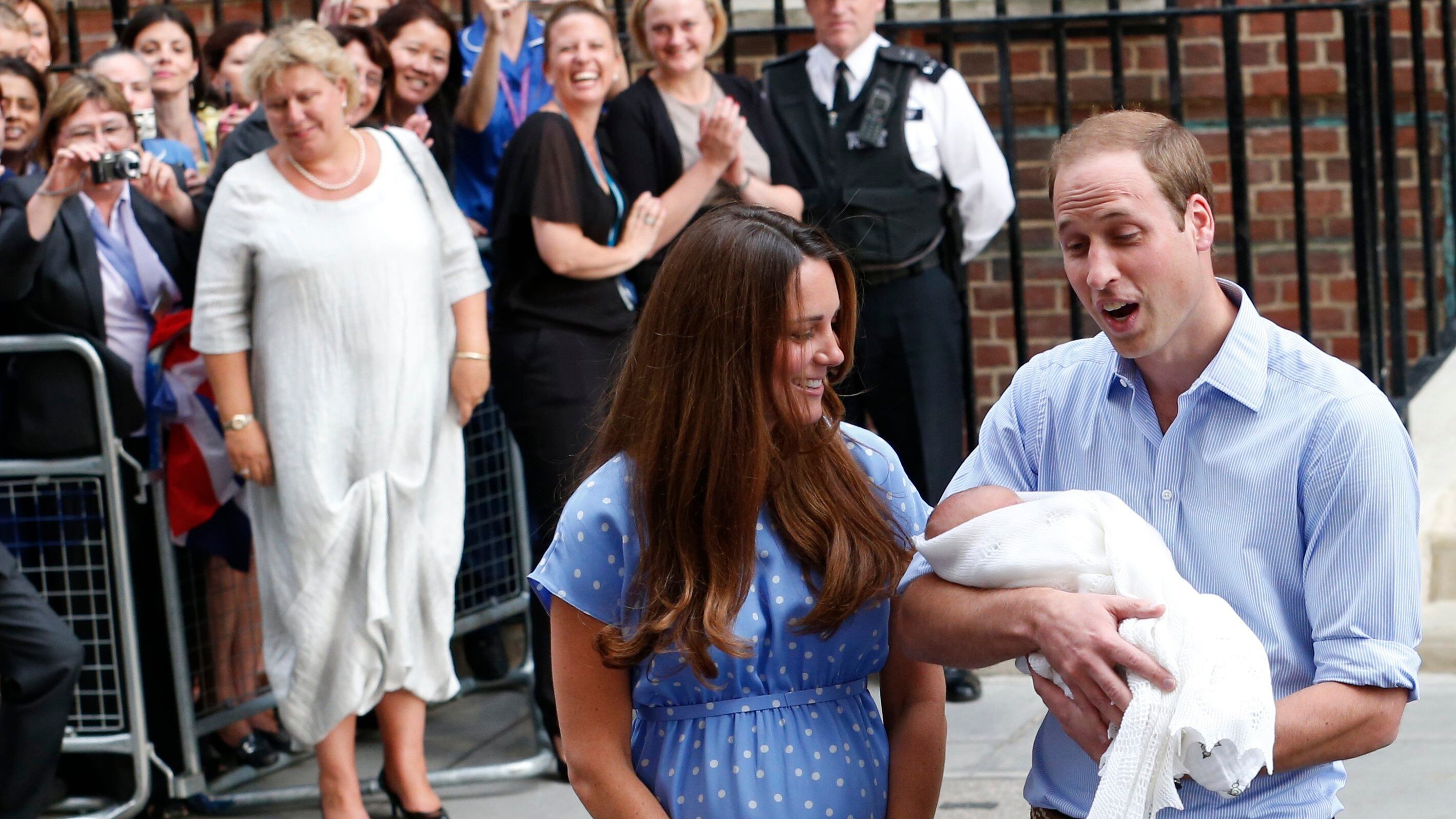 Il royal baby lascia l'ospedale in braccio a William e Kate