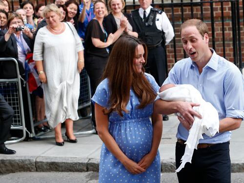 Il royal baby lascia l'ospedale in braccio a William e Kate