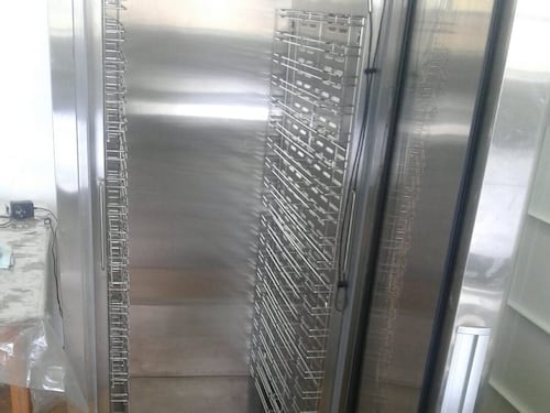 Chiude la nonna ancora viva nel freezer e la lascia morire. Poi tiene il cadavere in casa per mesi