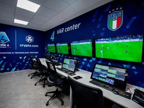 Svolta in Serie A: i tifosi vedranno il Var sui maxischermi