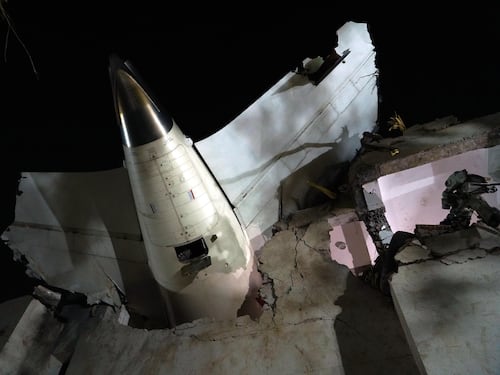 L'aereo precipita al decollo: 300 morti, un solo superstite