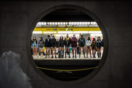 No Pants subway ride, la corsa in metropolitana che sfida il freddo 6