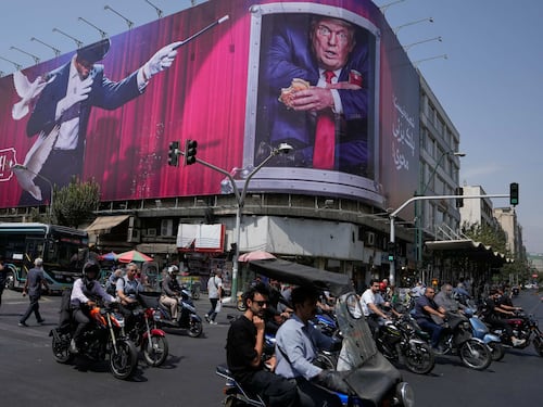 Iran, tornano i raid. Gli Usa attaccano. E Teheran colpisce Emirati e Giordania