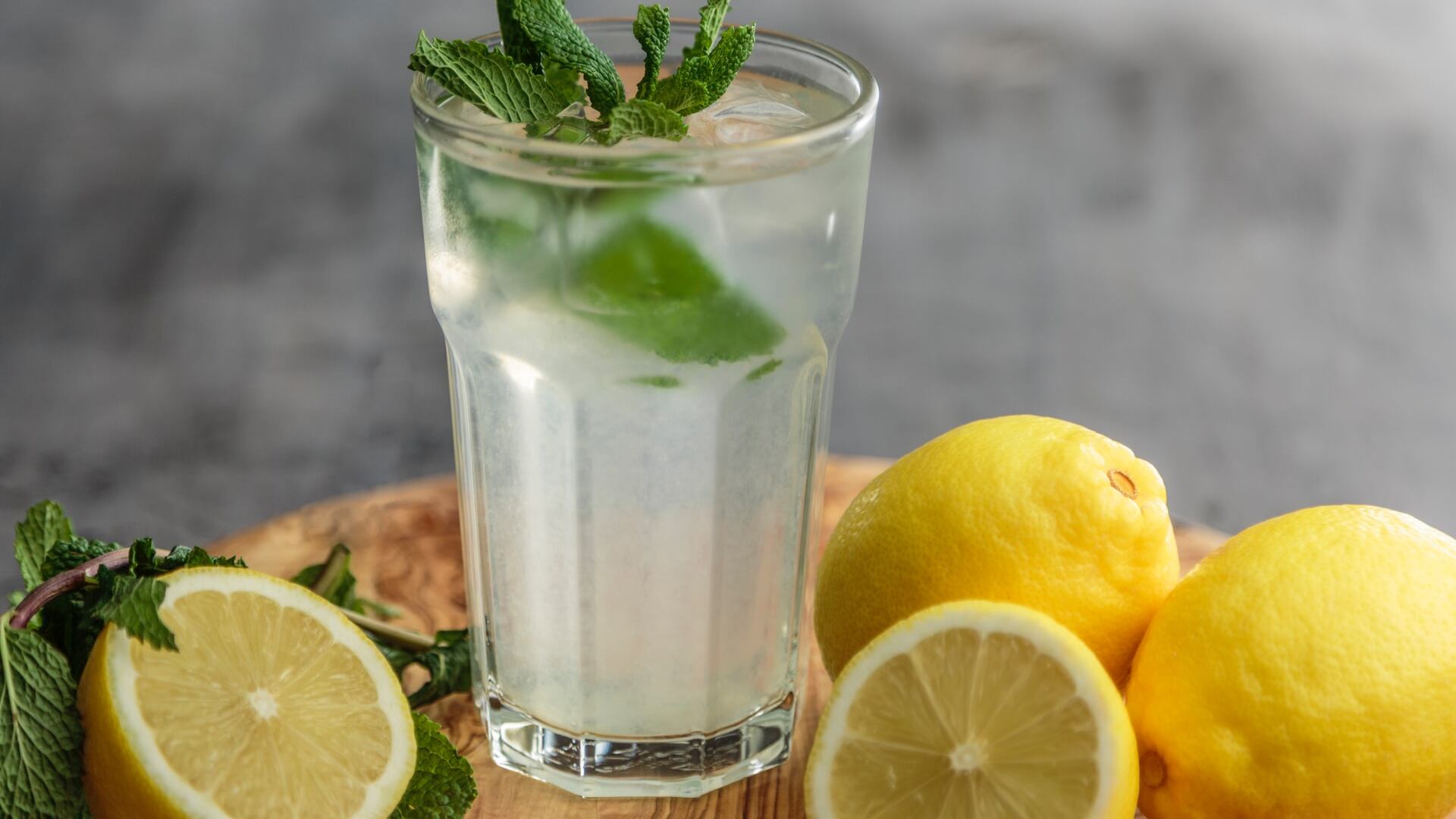 Over 60 e idratazione: come creare delle gustose acque aromatizzate