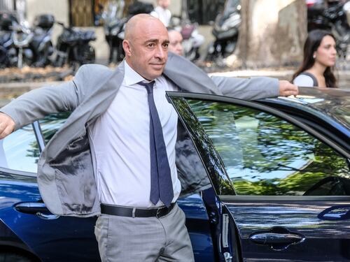 Taranto, gli ambientalisti anti-Ilva assediano il comune: si dimette il sindaco Bitetti