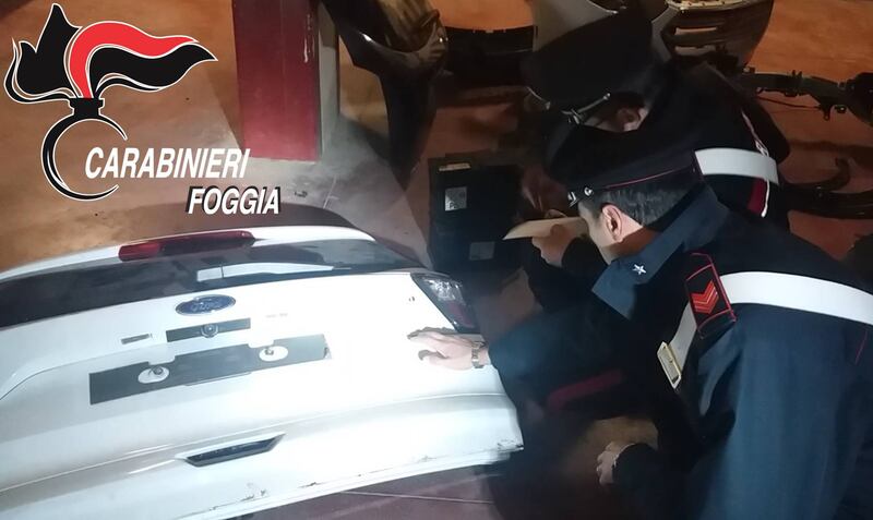 Foggia, i carabinieri trovano in un furgone pezzi di auto rubate 2