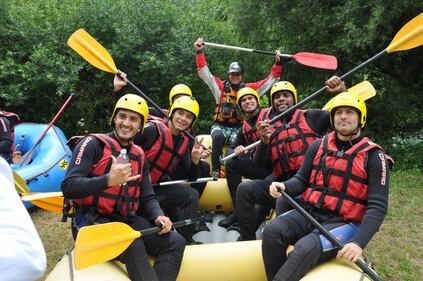 I giocatori della Roma si danno al rafting 10