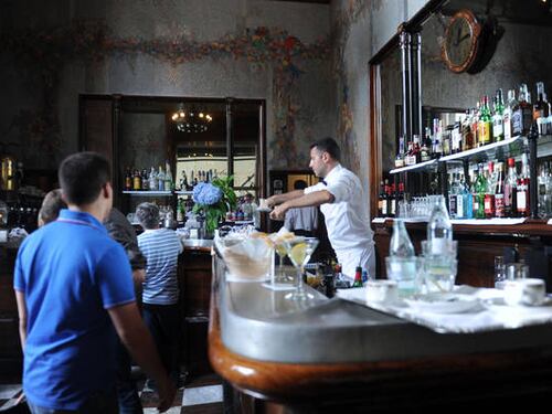 "Per fare pipì si paga": bimba di due anni tenuta fuori dal bar