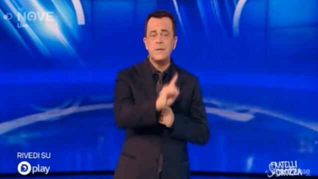 Crozza annienta Di Maio. Svelata l'ipocrisia grillina